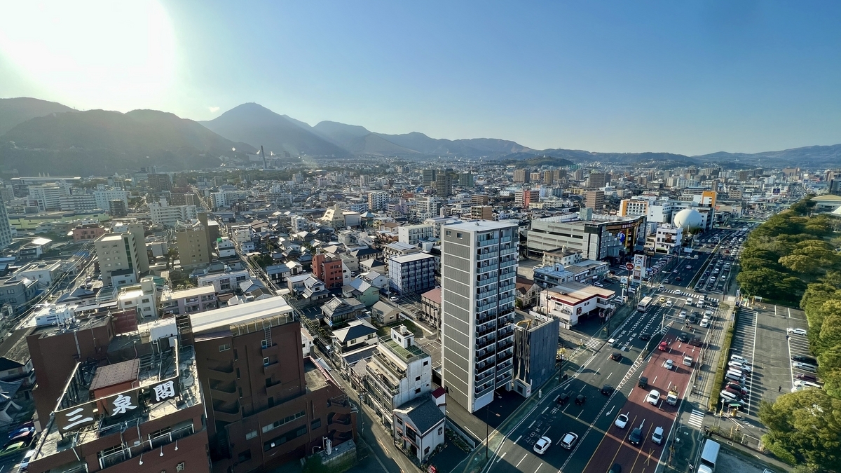 从展望台俯瞰别府市区和山峦的全景