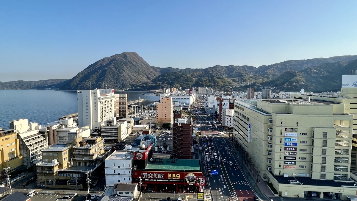俯瞰高崎山和别府湾的别府市区景观