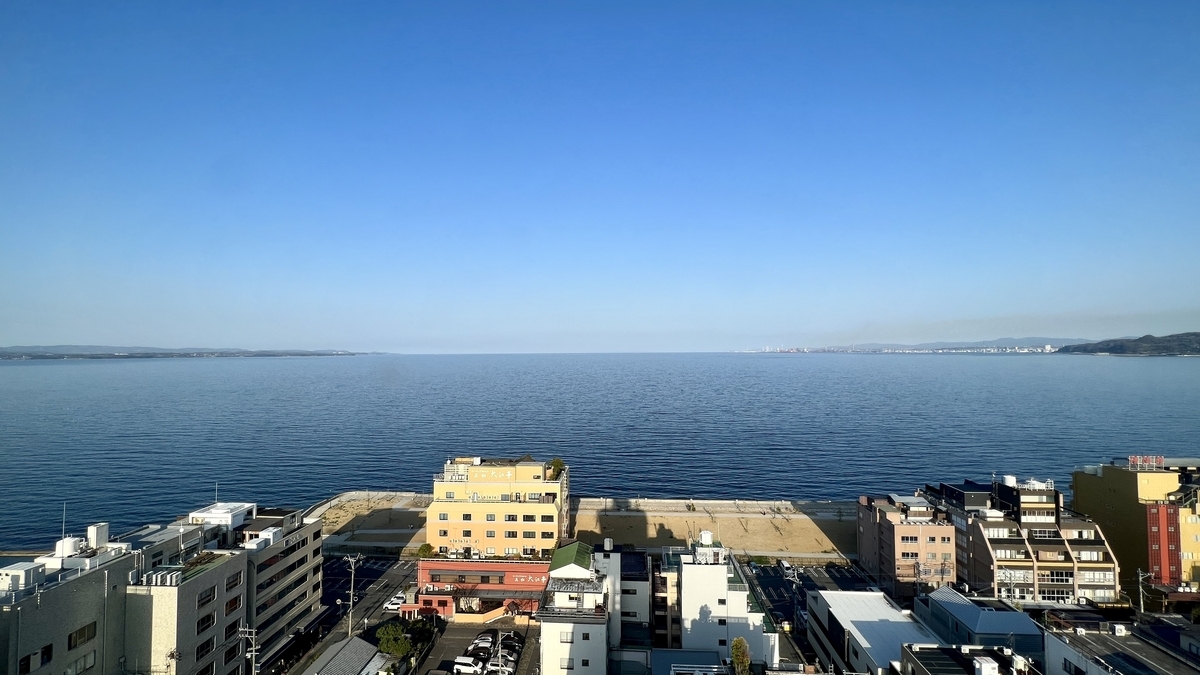 眺望别府湾水平线和海岸街景