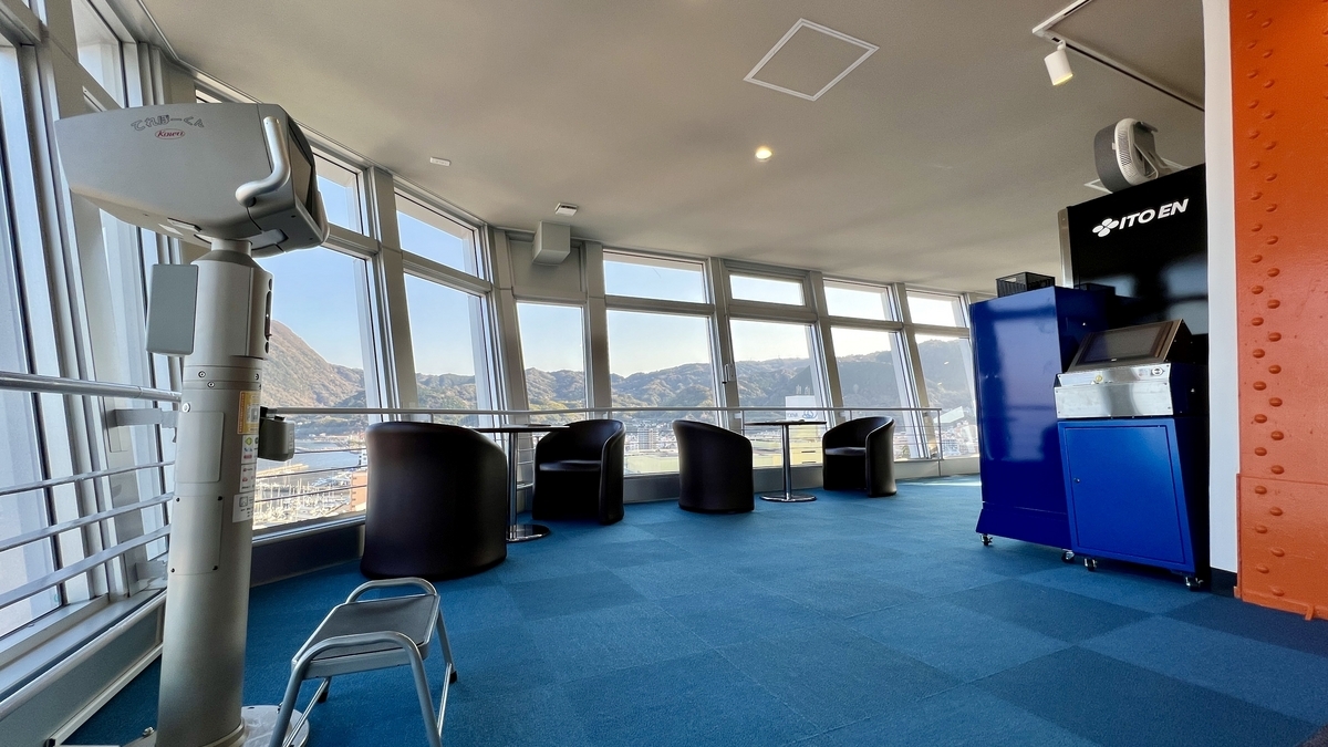 展望台窗边摆放的椅子和望远镜休息区