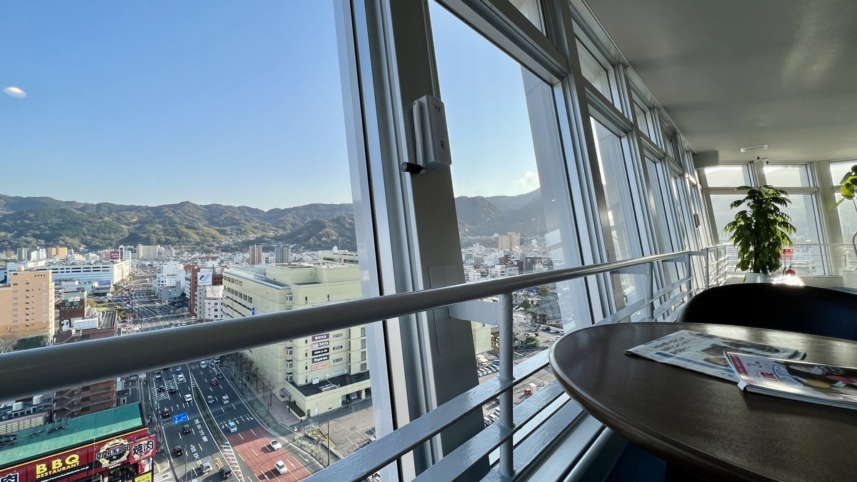 从展望台窗边桌子俯瞰别府市区和山峦