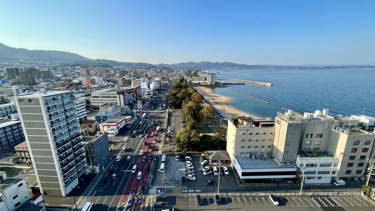 从展望台俯瞰别府湾和海岸街景