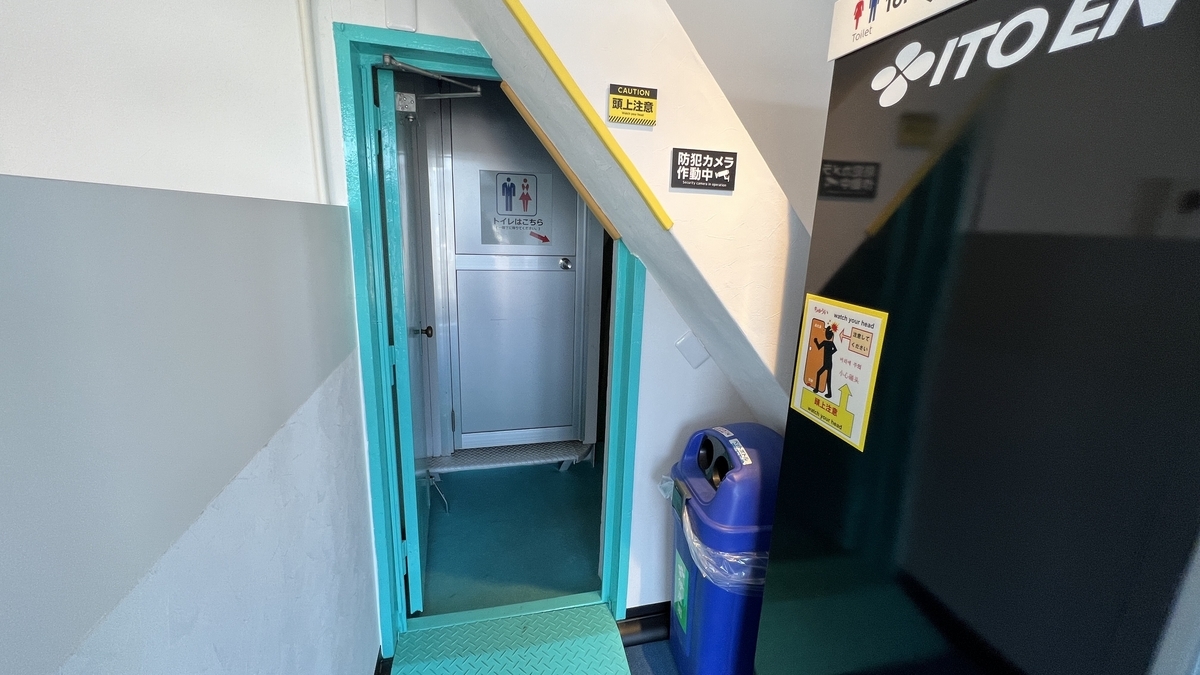 连接展望台楼层的小楼梯和入口门