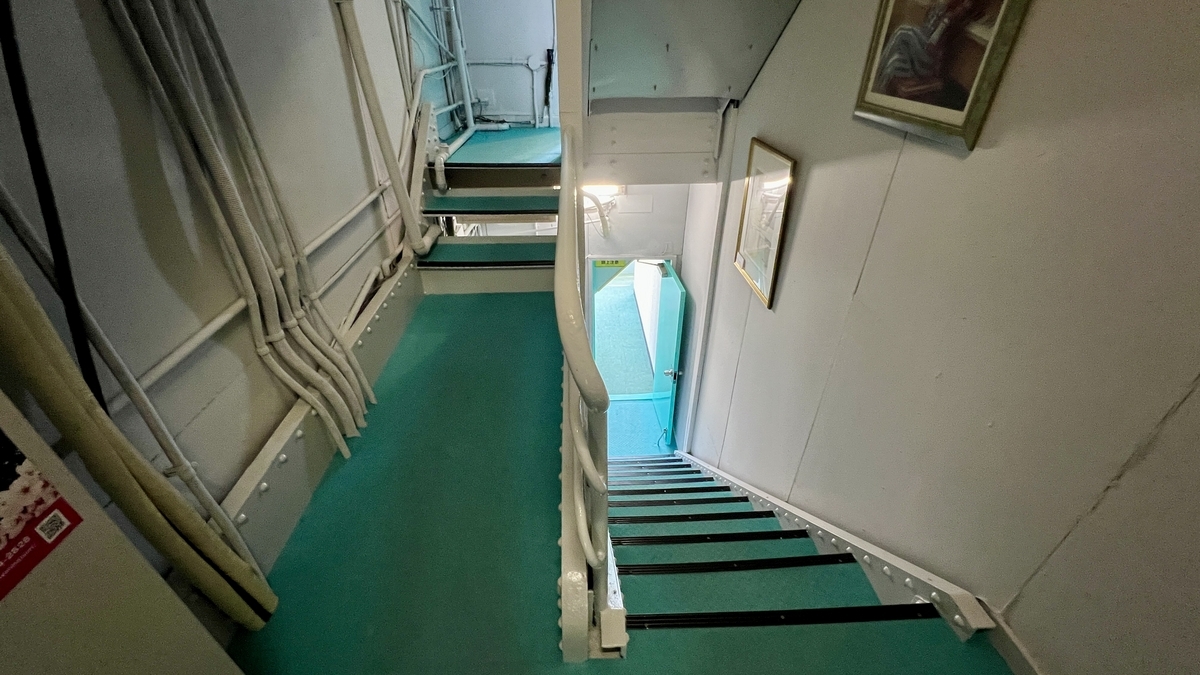 通往展望台楼层的楼梯和带扶手的平台