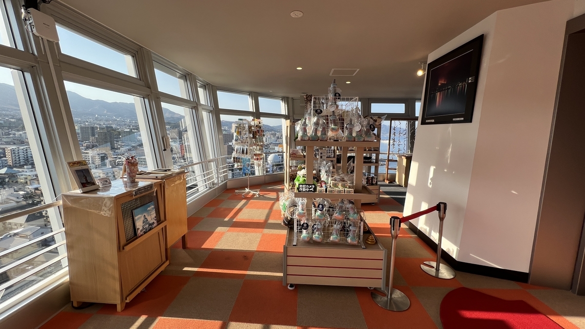 展望台的纪念品区和窗边景观