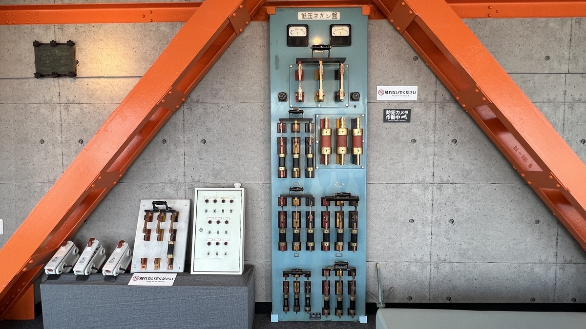 别府塔内展示的复古电气设备面板