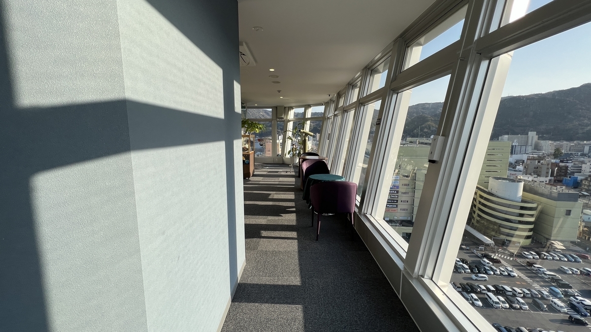 窗边排列着座位的展望台走廊和傍晚洒入的光线