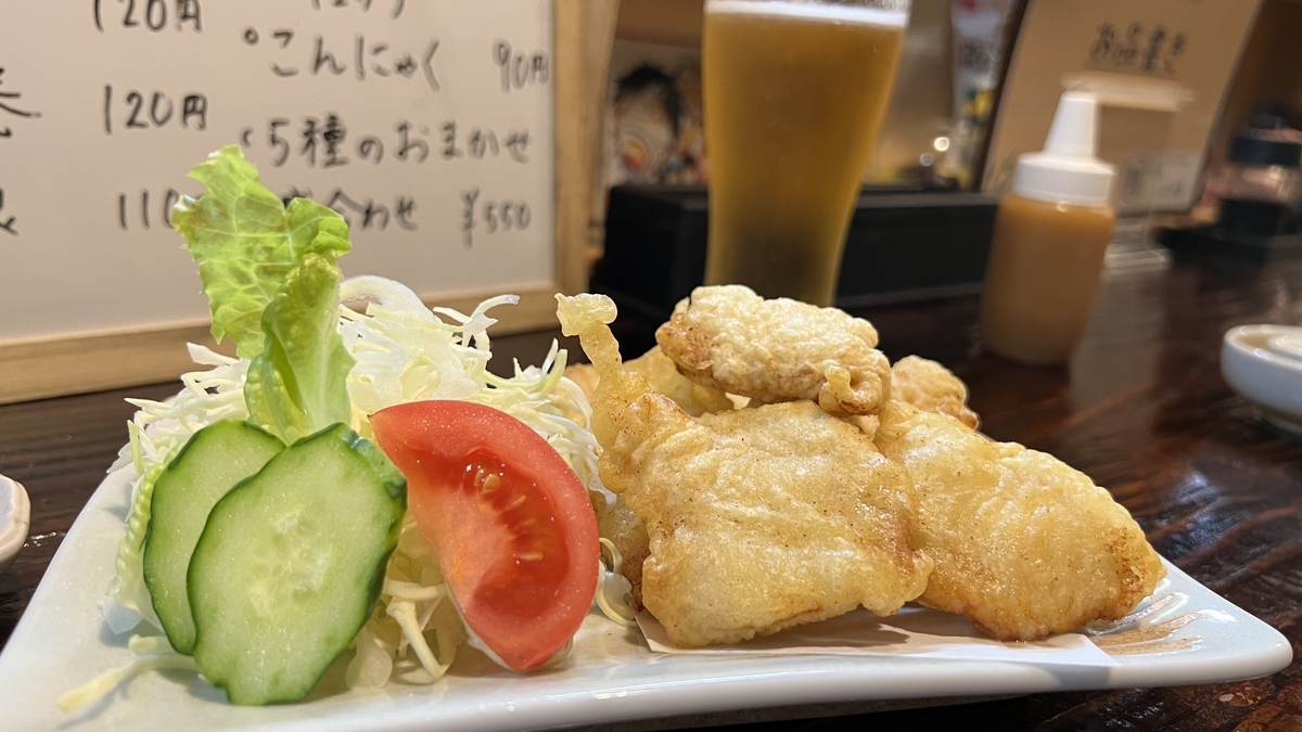 Toriten esponjoso servido con repollo rallado, pepino y tomate