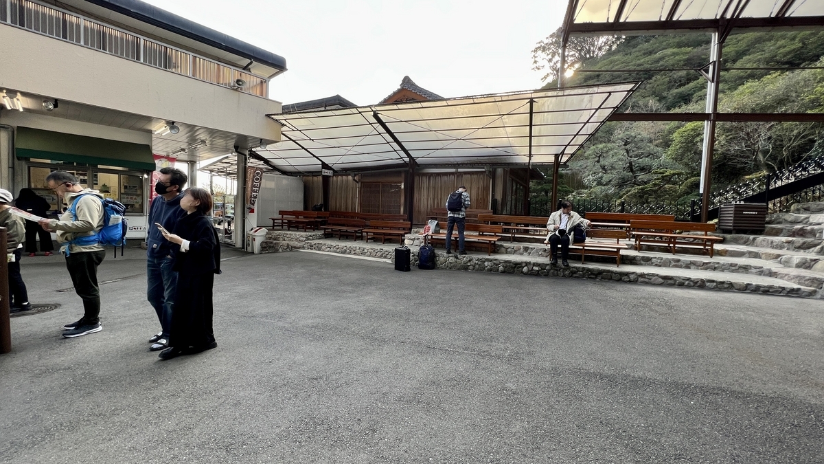 等待間歇泉時可坐的有頂棚長椅和廣場