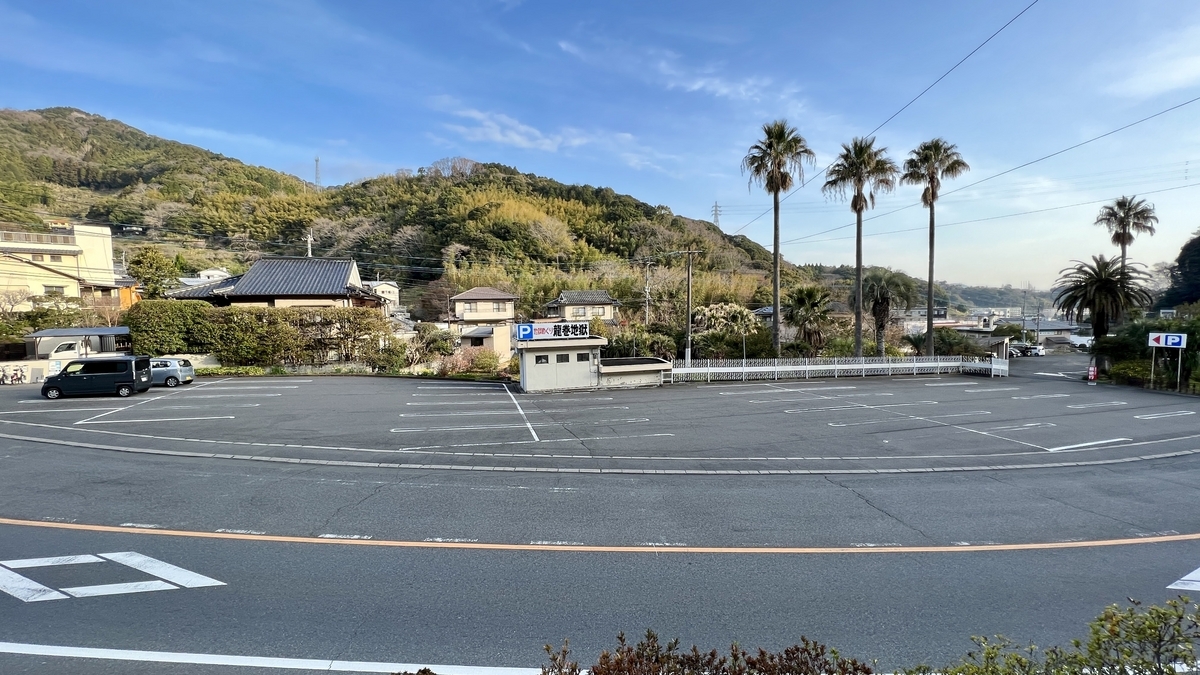 龍捲地獄免費停車場和棕櫚樹