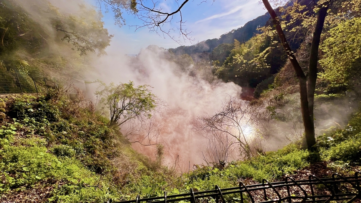Vista desde el observatorio mirando hacia el valle con la piscina roja visible a través del vapor