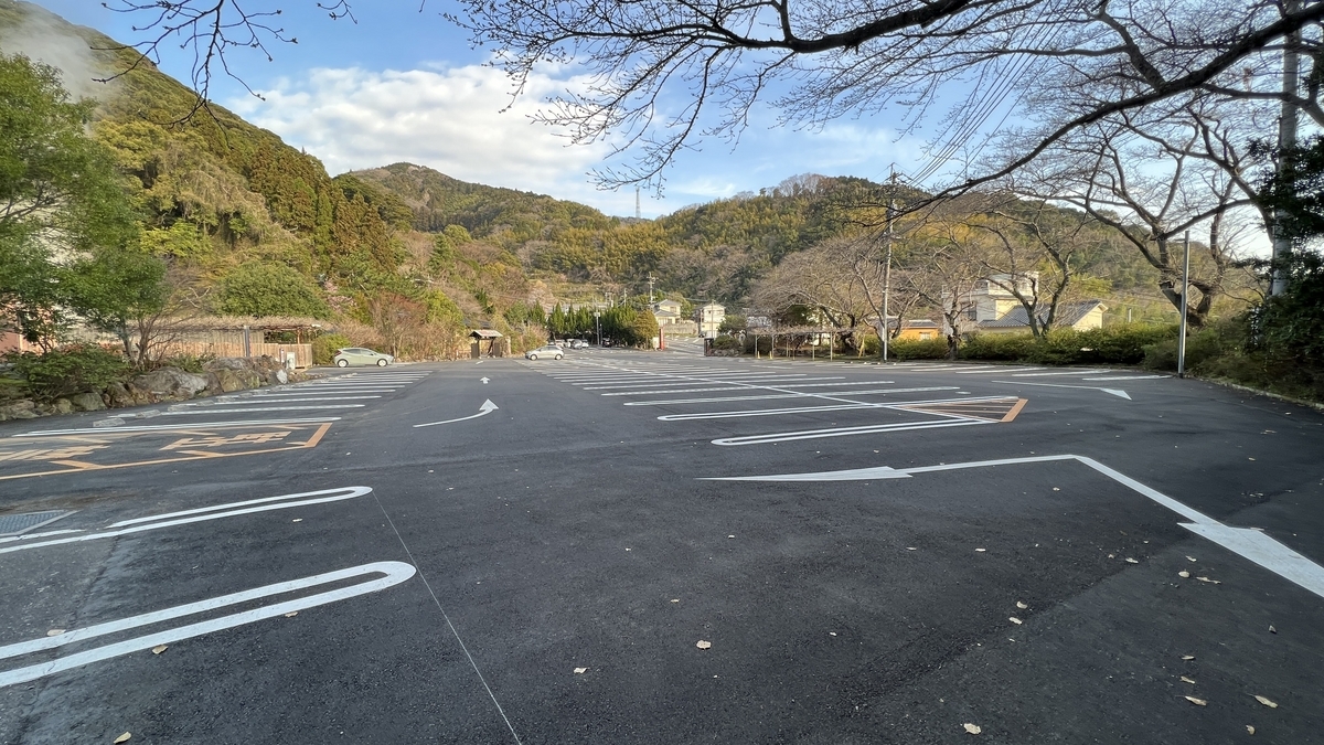 Líneas ordenadas del estacionamiento con cadena montañosa al fondo