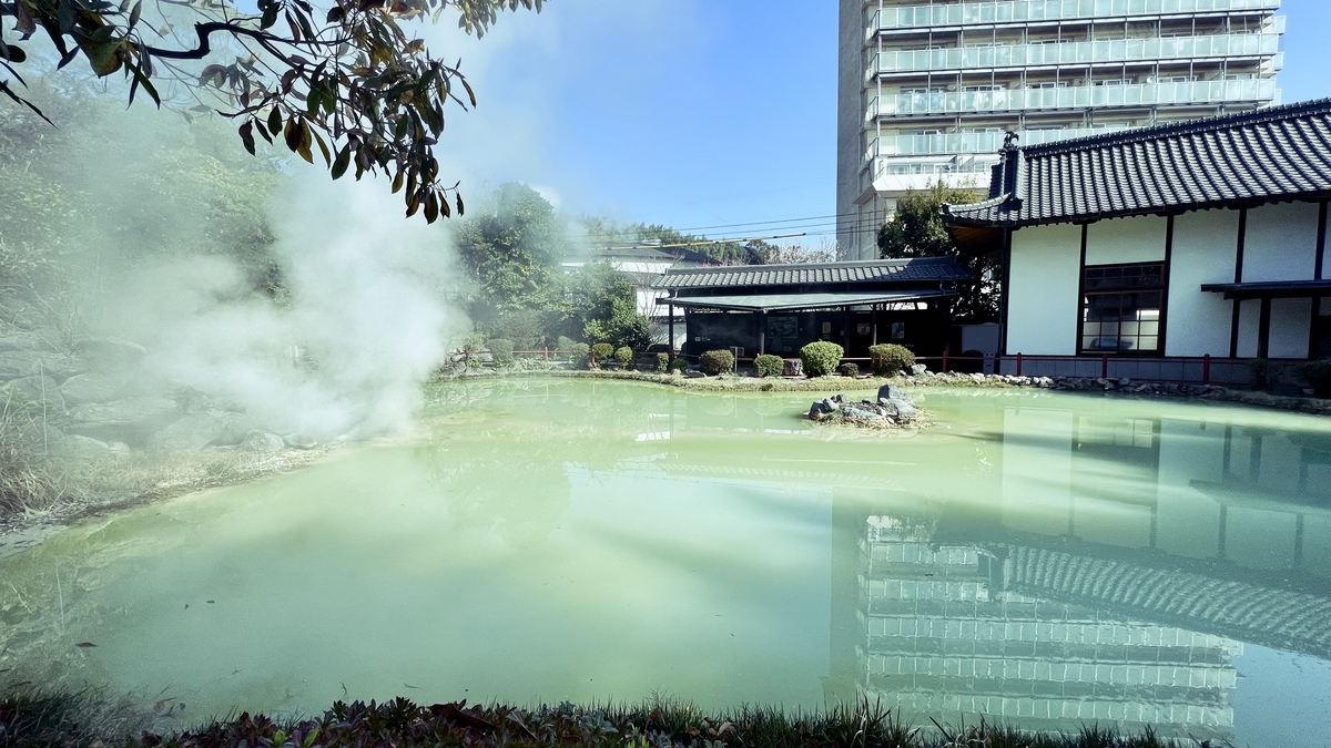 석양에 비친 시라이케 지고쿠 전경과 일본식 건축물