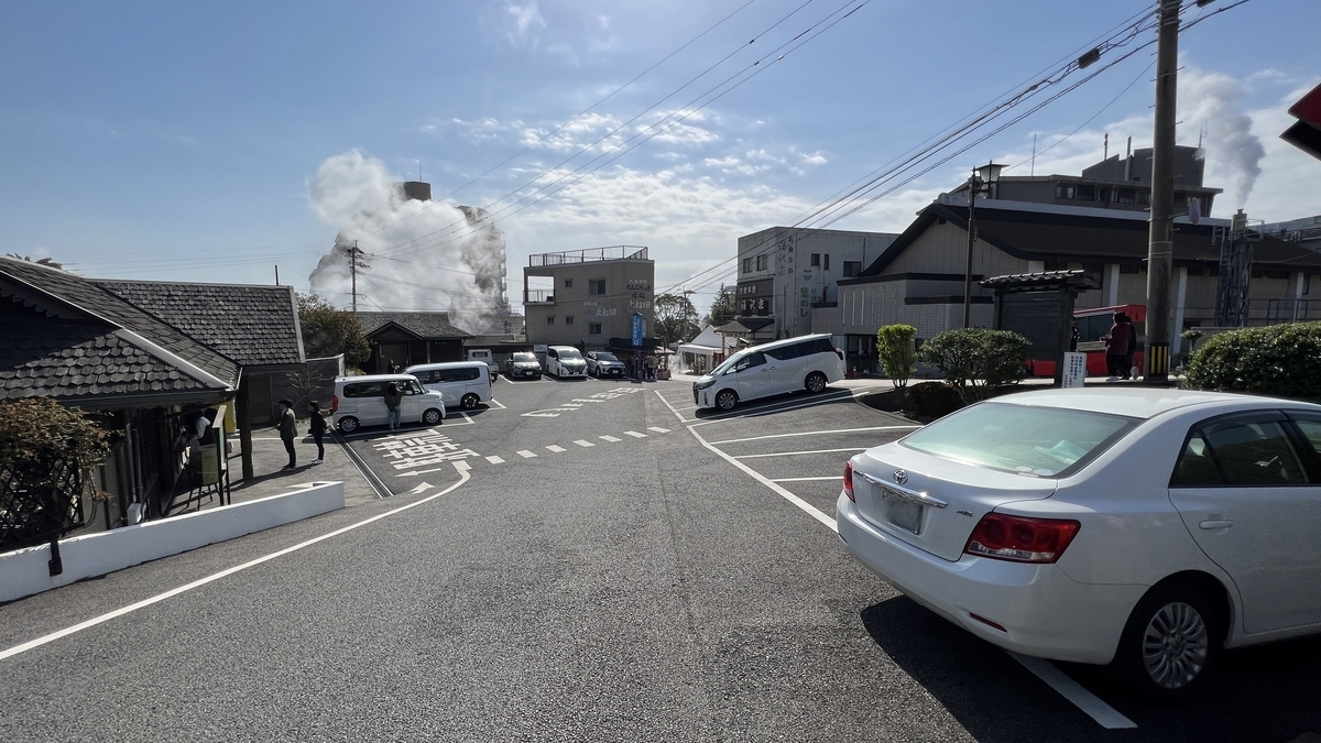 오니야마 지고쿠 주차장과 뒤편에 보이는 온천 증기