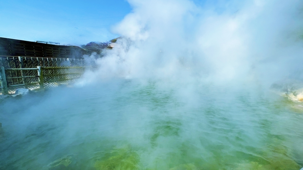 울타리를 따라 펼쳐진 오니야마 지고쿠의 청록색 열탕과 피어오르는 수증기