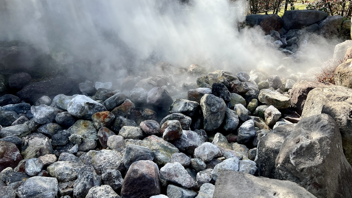 Área rocosa llena de gas de aguas termales y vapor blanco en Oni no Takaibiki