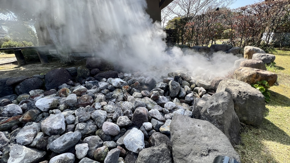 Vapor extendiéndose desde el área de ventilación rocosa en Oni no Takaibiki