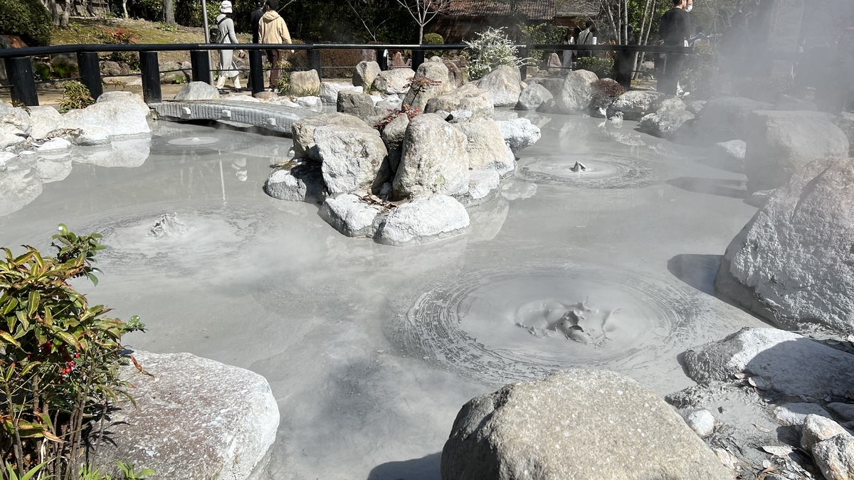 Barro gris caliente elevándose en formas redondas con burbujas estallando en Oniishi Bouzu Jigoku