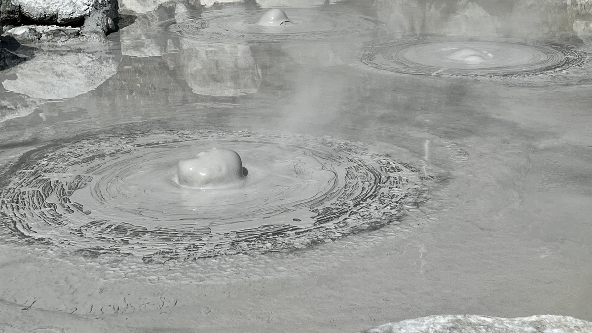 Barro caliente hinchándose en formas redondas creando patrones de ondas concéntricas en Oniishi Bouzu Jigoku