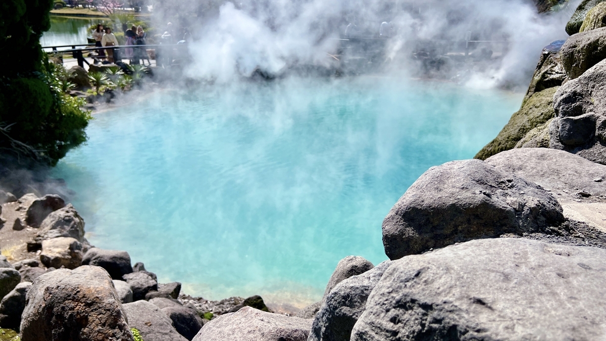 바위 가장자리에서 바라본 우미지고쿠 수면과 하얗게 피어오르는 수증기