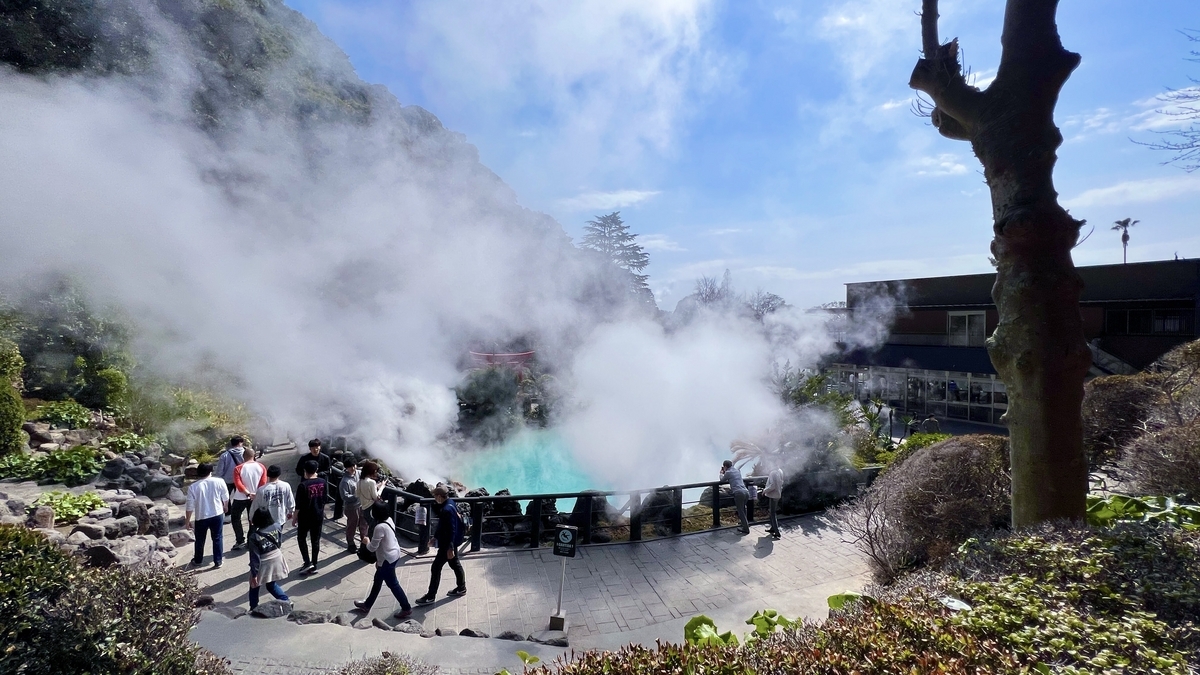 전망대에서 내려다본 우미지고쿠의 푸른 온천 웅덩이와 관람객들