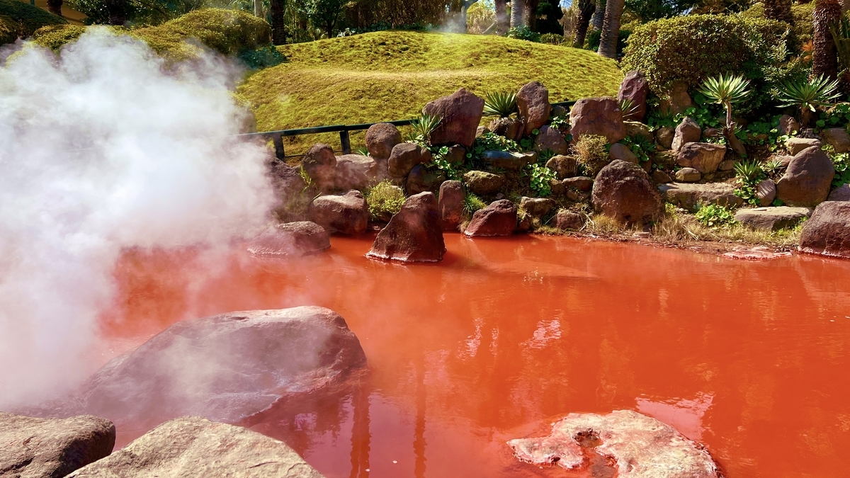 아카이케지고쿠의 진홍빛 수면과 흰 수증기에 감싸인 바위