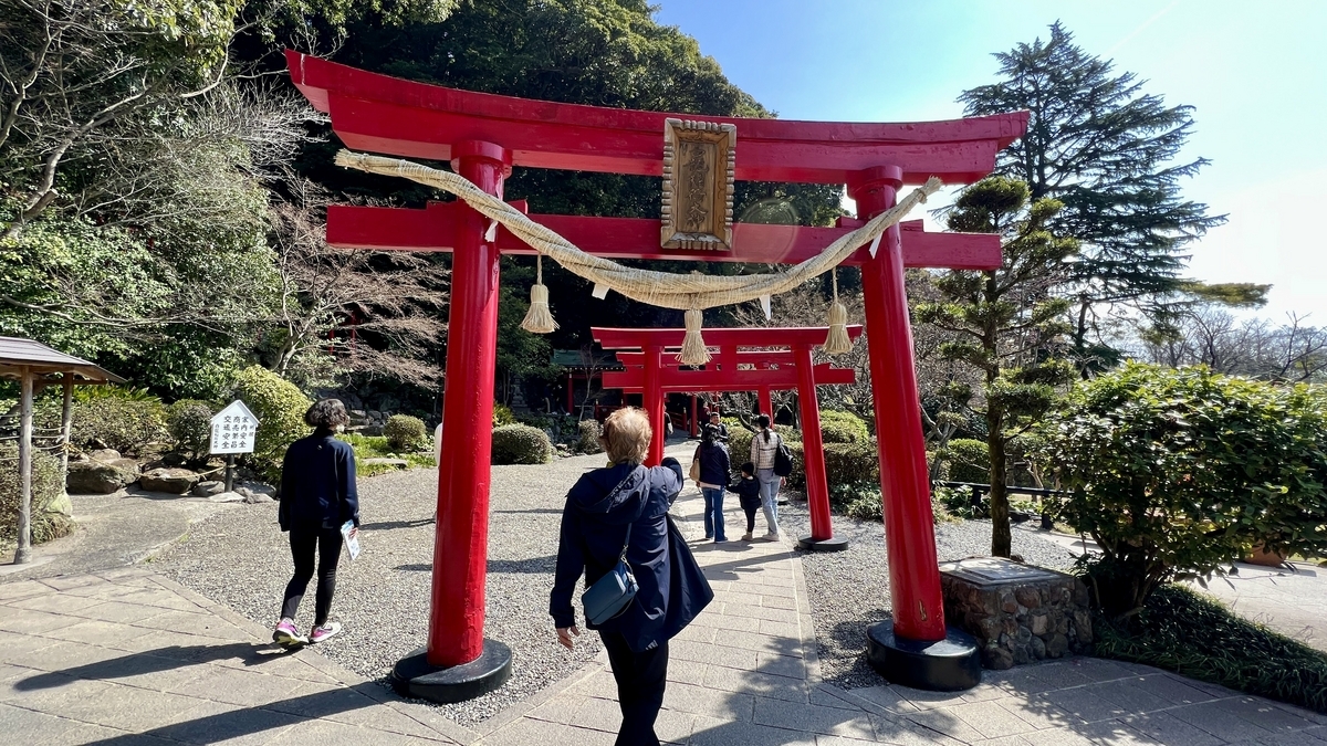하쿠류이나리오카미 참배길에 늘어선 주홍색 도리이와 걸어가는 참배객