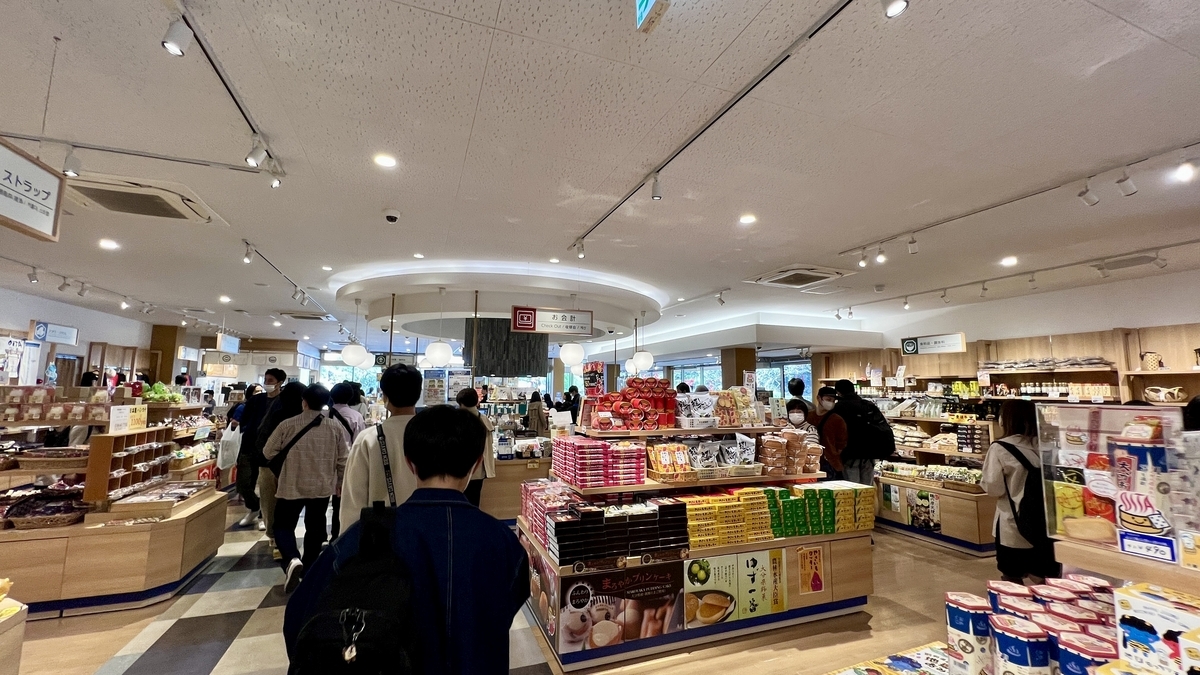 숍 렌의 밝은 매장 내부에 기념품 코너가 늘어선 모습