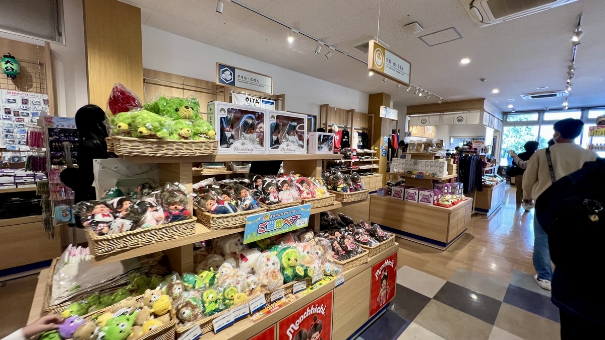 지역 캐릭터 인형과 잡화가 진열된 기념품 코너