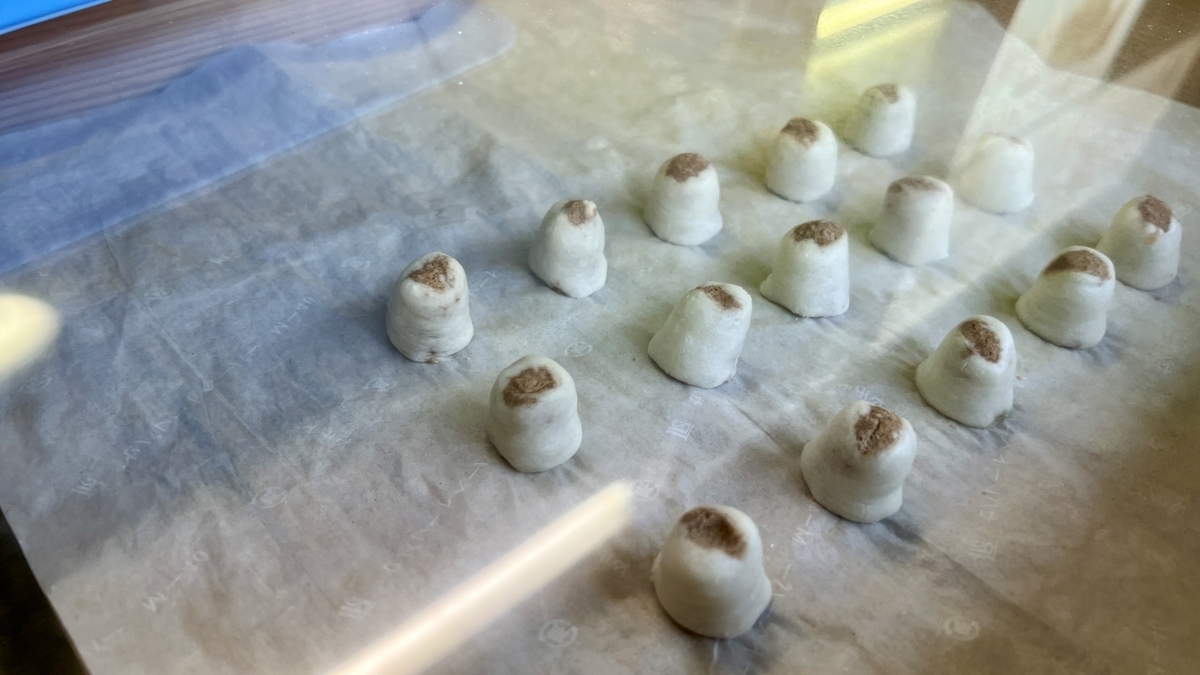 찌기 전의 작은 고쿠라쿠 만주가 늘어선 트레이