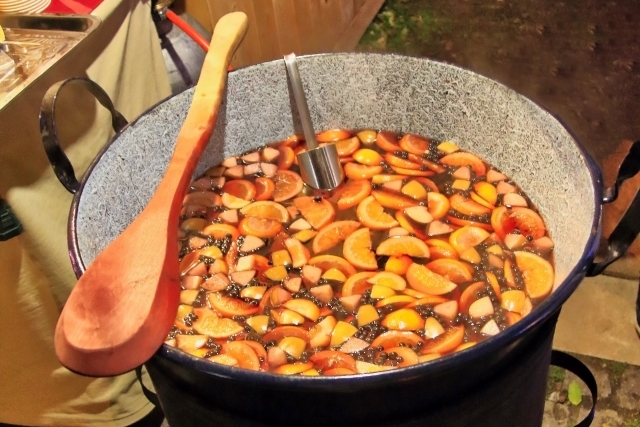 Mulled wine cooking scene