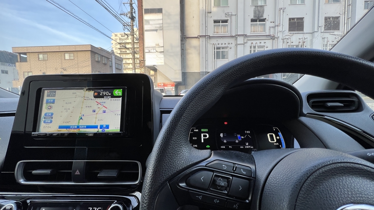 レンタカーの運転席から見たナビ画面とハンドルで別府地獄めぐりの移動を開始する様子