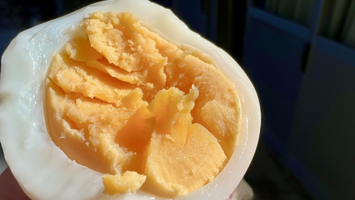 割って黄身がほくほくに固まった地獄蒸しの温泉卵の断面