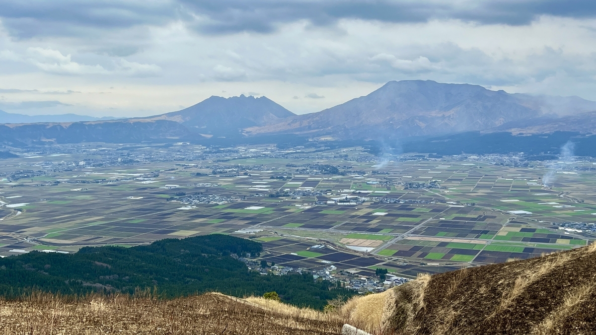 阿苏火山口平地上农田的拼图图案与背后的阿苏五岳