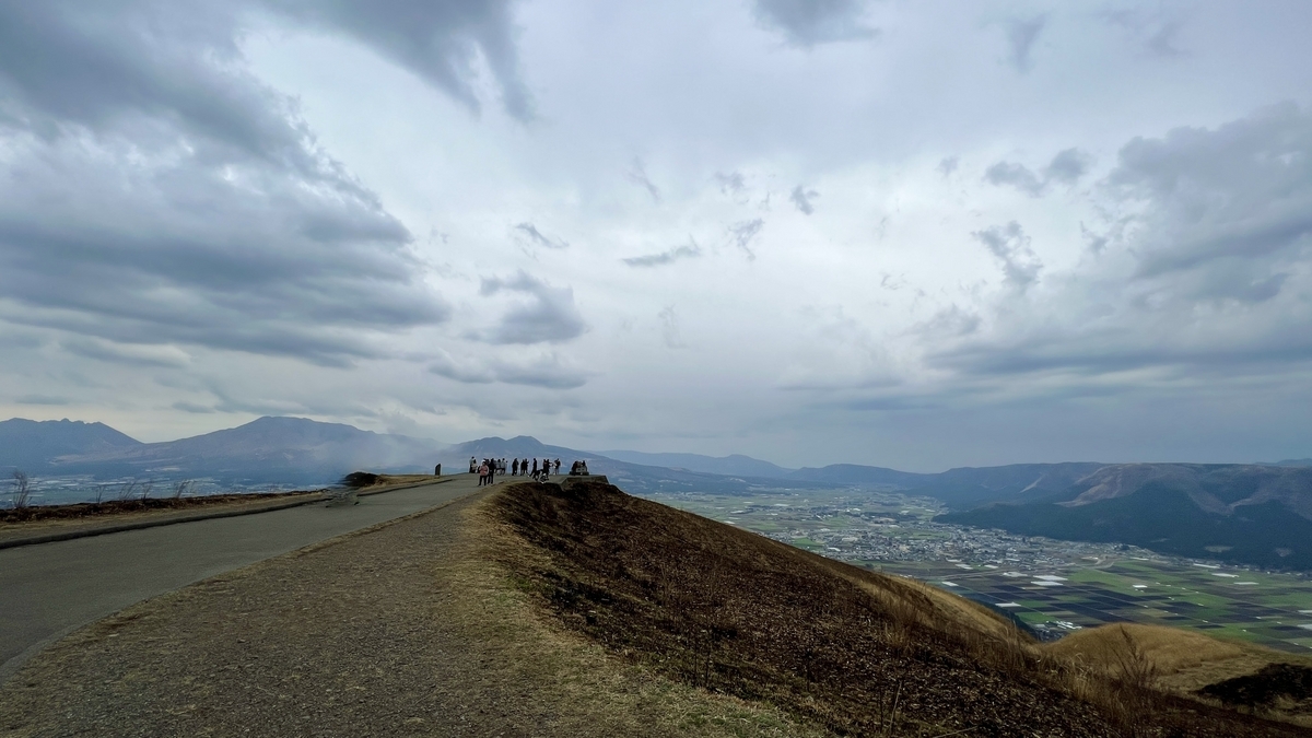通往大观峰观景台的铺装道路与站在山脊上的游客