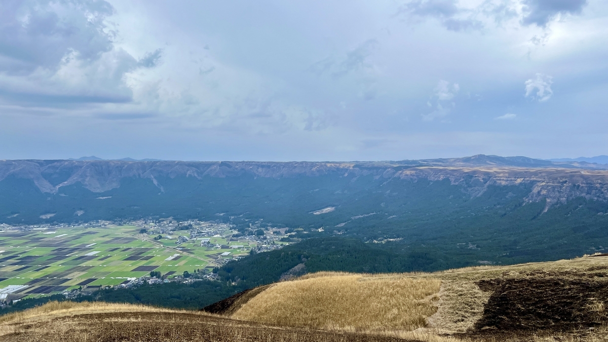 从观景台俯瞰火山口壁与农田的拼图图案