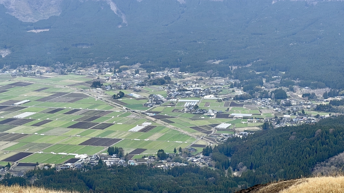 俯瞰火山口内的村落与棋盘状农田的景色