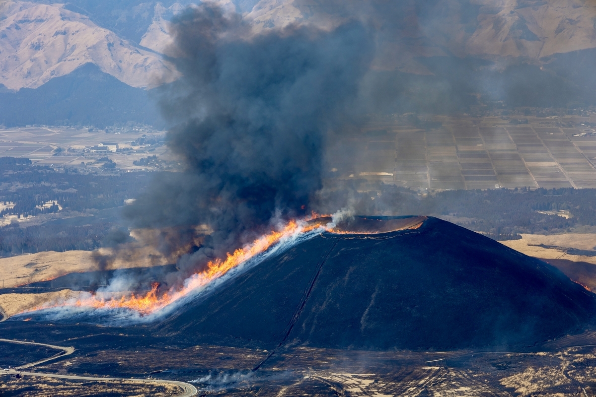阿苏草原上野烧的火焰燃烧山坡并升起黑烟