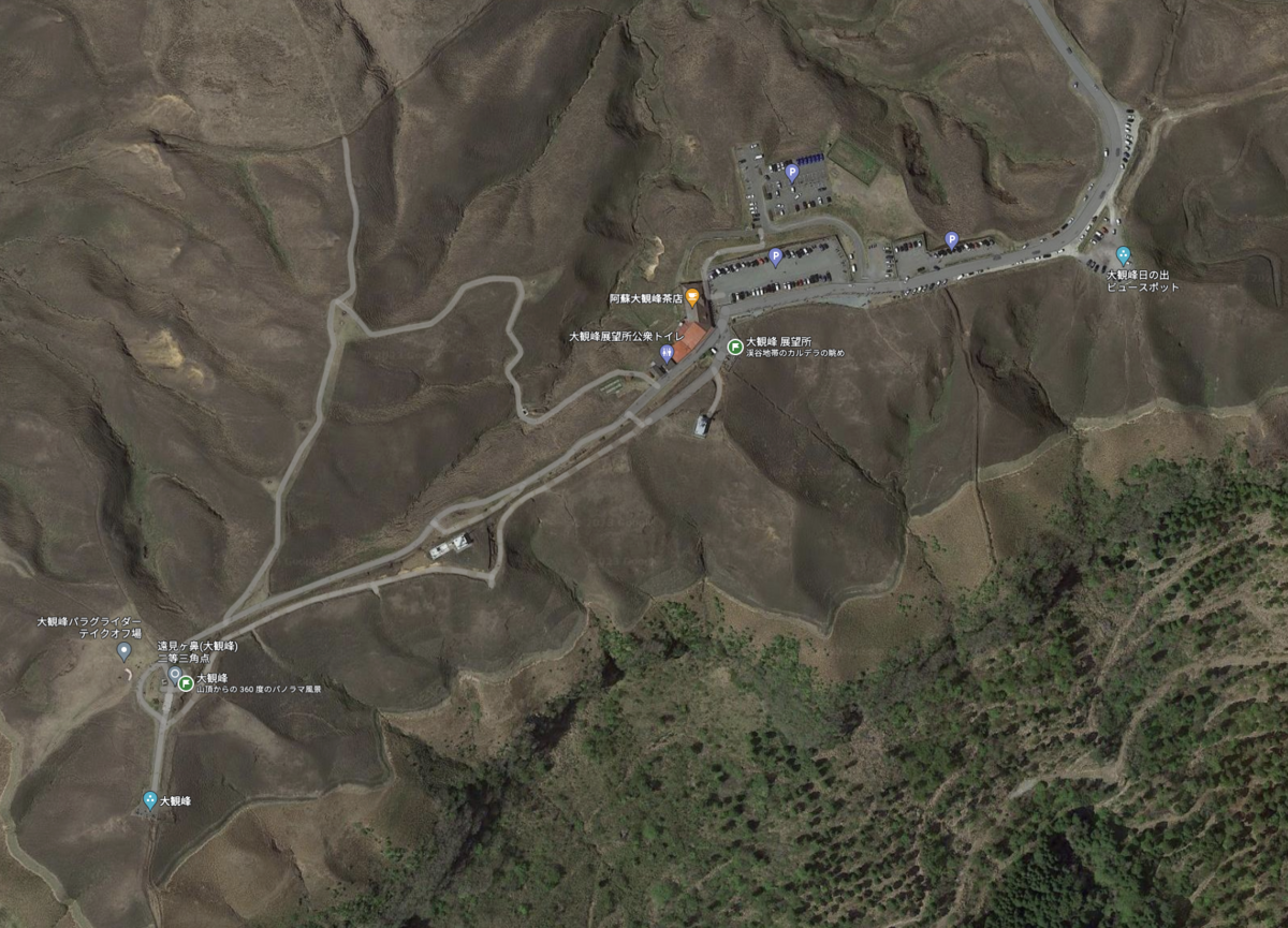 显示大观峰观景台和停车场周边的卫星地图全貌