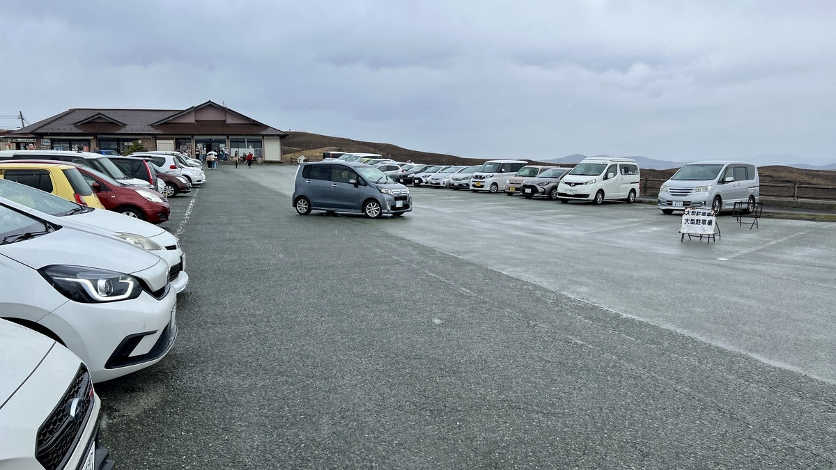 到观景台步行距离最短的第1停车场排列的车辆与后方的茶屋