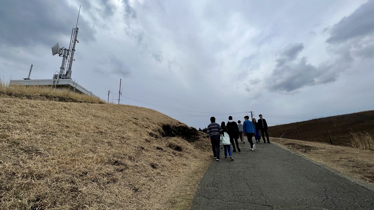 游客攀登通往观景台的陡峭铺装道路与通信塔