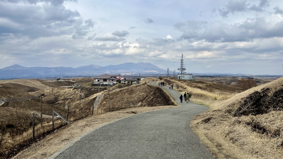 从起点约600米处弯曲的步道与商店建筑
