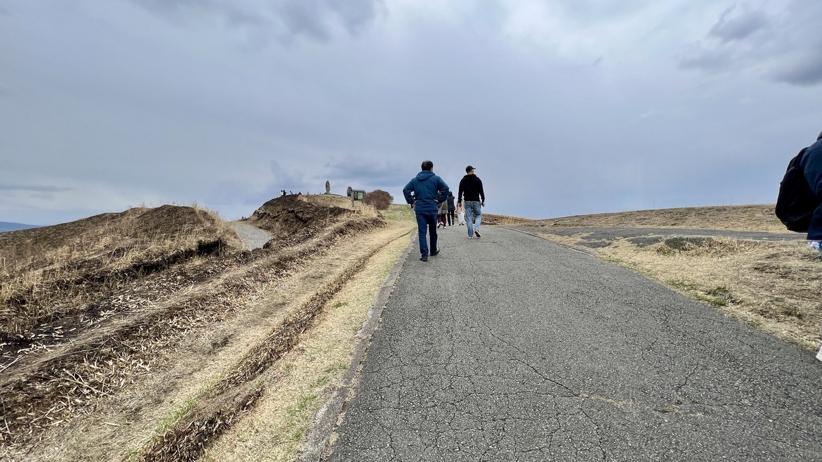 人们走在通往观景台的陡峭上坡铺装道路上