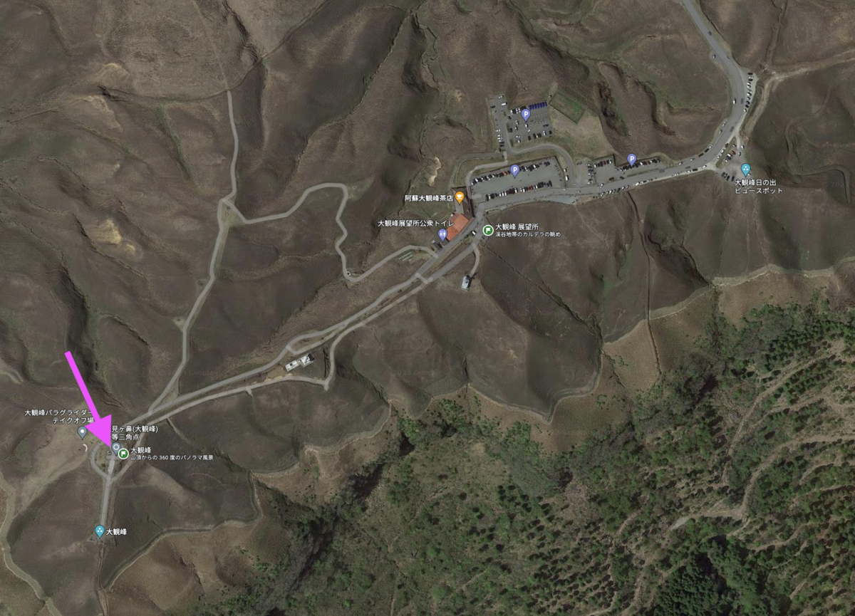 用箭头标注大观峰碑位置的航拍照片