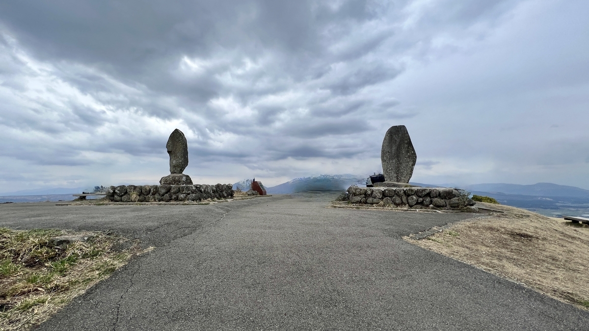 大观峰碑立于左右的观景点与后方的红色台阶