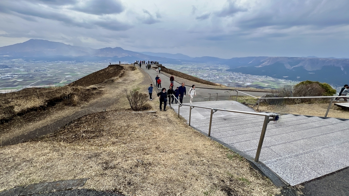 通往观景台的山脊步道与攀登台阶的游客