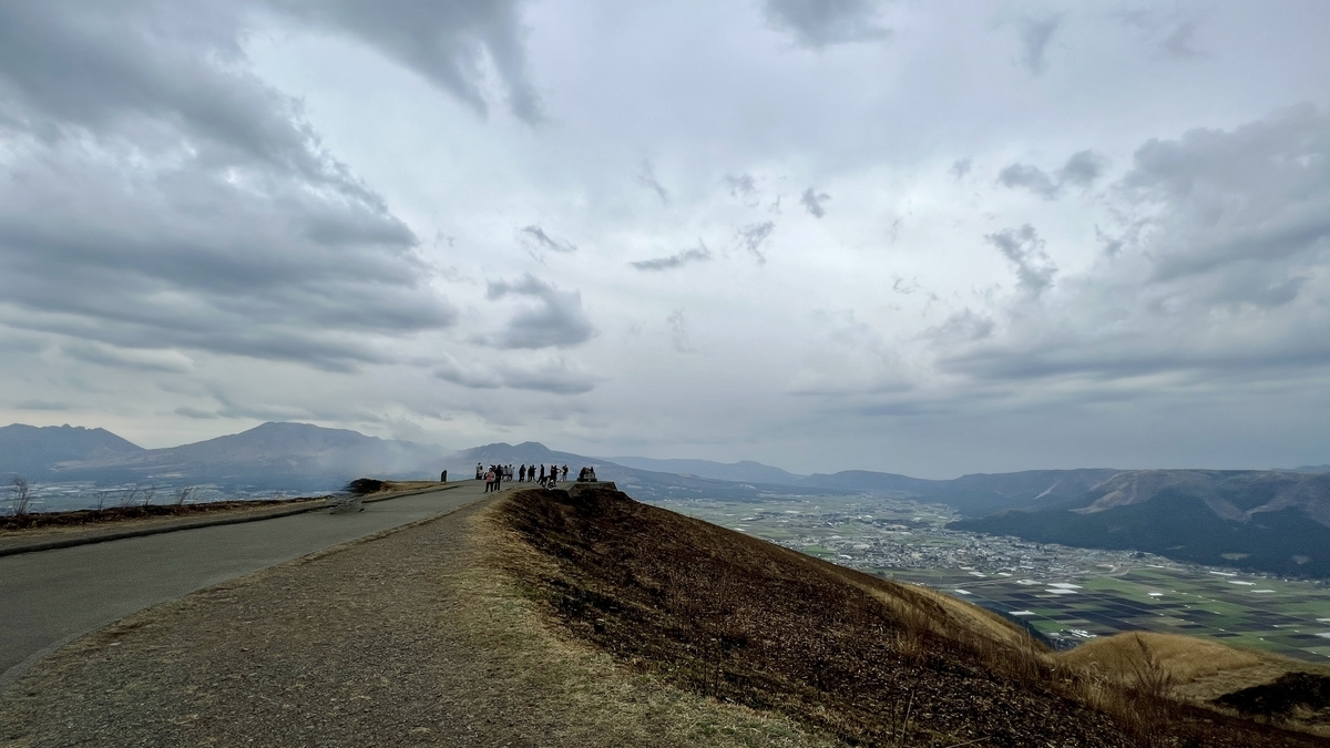 大观峰山脊上通往观景台的道路与脚下展开的火山口