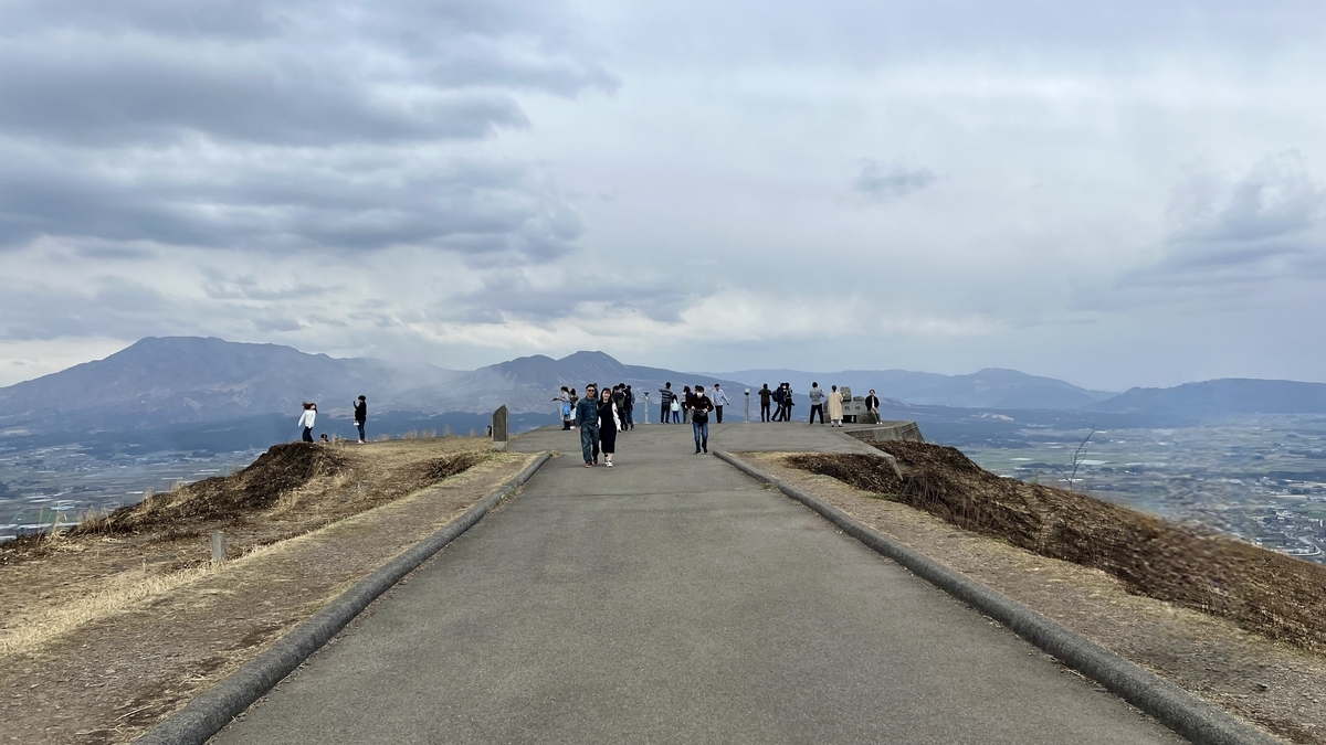 观景台前宽阔的山脊道路与欣赏风景的游客