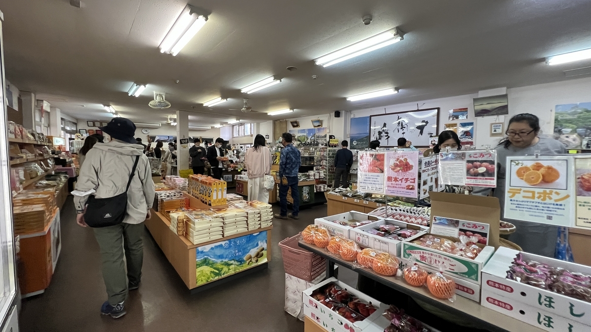 阿苏大观峰茶屋店内陈列着纪念品和水果