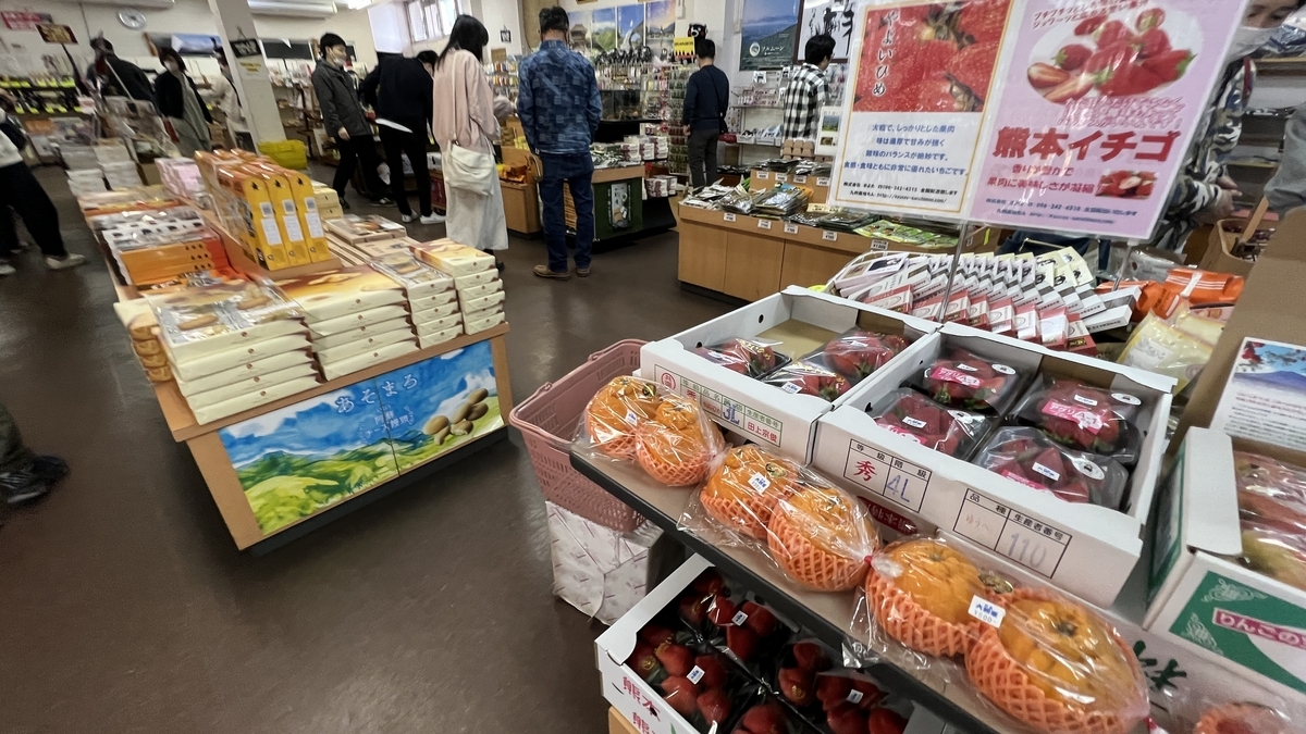 陈列着水果和点心纪念品的货架与购物的顾客